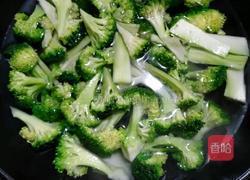 西兰花炒肉的做法图解3