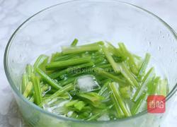 腰果仁炝芹菜的做法图解5