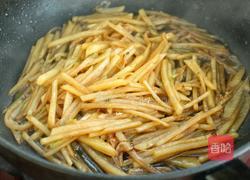 西芹瘦肉炒土豆的做法图解8