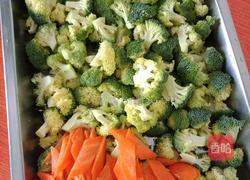 西兰花炒肉的做法图解1