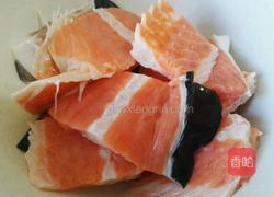 三文鱼骨汤的做法图解1