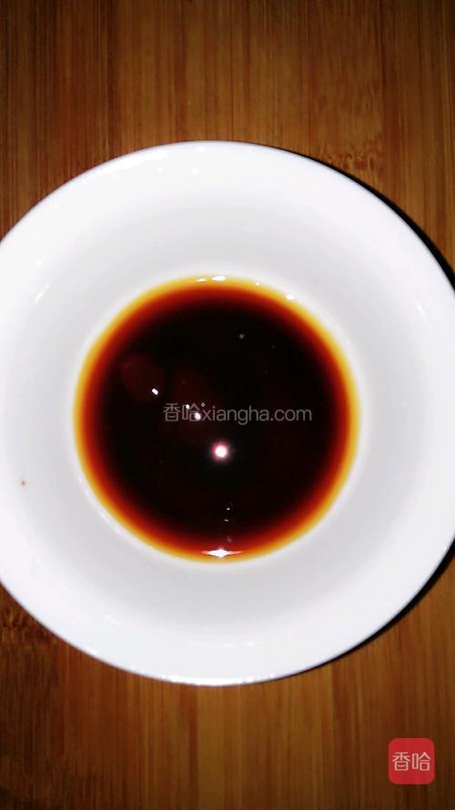 把盐 糖 料酒 海鲜酱油 蚝油调入碗中 加一点点清水调匀成料汁待用