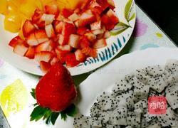 蓝风车草莓水果蛋糕的做法图解2