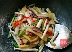 腊肉炒黄糍粑的做法图解3