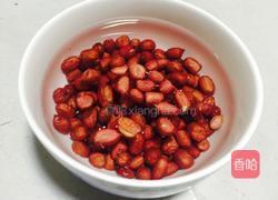 花生黄豆猪脚汤的做法图解2