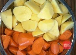 玉米胡萝卜排骨炖土豆的做法图解1