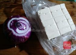 洋葱添豆腐的做法图解1