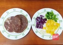 彩蔬黑椒牛肉粒的做法图解1