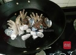 鲍鱼花胶鸡脚汤的做法图解2