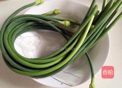 蒜苔炒肉的做法图解1