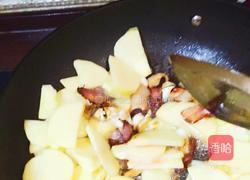腊味土豆烩白菜的做法图解4
