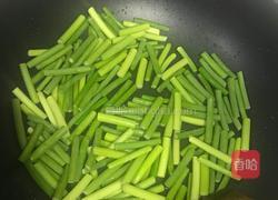 腊肠炒蒜薹的做法图解4