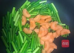 腊肠炒蒜薹的做法图解5