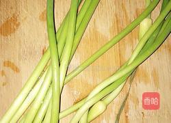 肉丁蒜苔的做法图解2