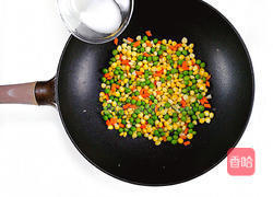 玉米甜豌豆炒松子仁的做法图解5