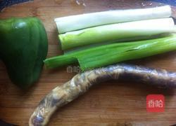 青椒炒腊肠的做法图解1