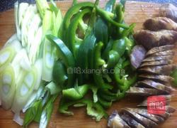 青椒炒腊肠的做法图解2