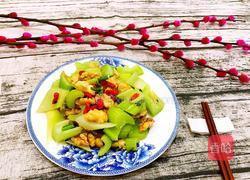 核桃仁炒西芹的做法图解1