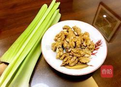 核桃仁炒西芹的做法图解2