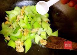 核桃仁炒西芹的做法图解11