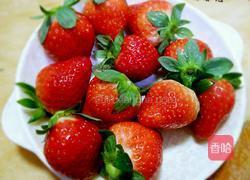 草莓果奶的做法图解1