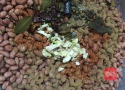 蒜香花生米(炒制)的做法图解3