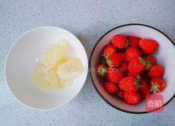 冰糖草莓的做法图解1