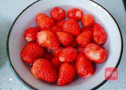 冰糖草莓的做法图解2