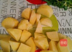 土豆焖牛腩的做法图解1