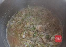 菌汤虾球龙须面的做法图解5