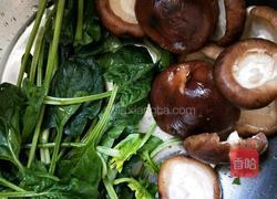 蘑菇炒菠菜的做法图解1