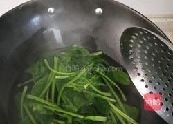蘑菇炒菠菜的做法图解2