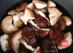 蘑菇炒菠菜的做法图解3