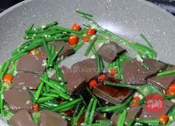 韭菜花炒鸭血的做法图解6