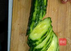 黄瓜炒肉的做法图解1