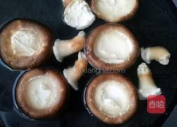 素炒香菇芹菜的做法图解2
