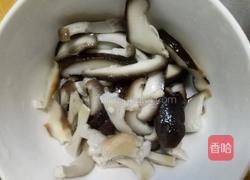 素炒香菇芹菜的做法图解3