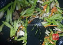 素炒香菇芹菜的做法图解7