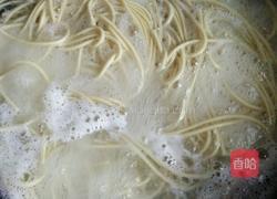 圣女果牛肉蔬菜热干面的做法图解3