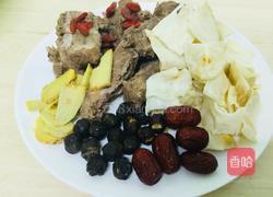 桂圆鱼胶排骨汤的做法图解1