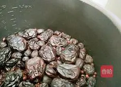 Illustration of making red dates cheese yogurt 2