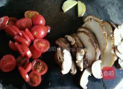 小番茄蘑菇花鲢鱼头汤的做法图解2