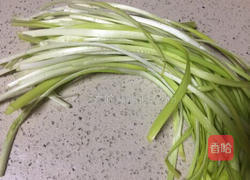 补肾健胃~红油烧烤味孜然韭黄的做法图解1