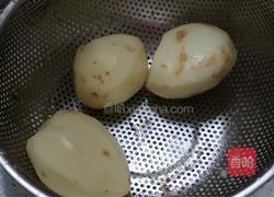 腊肉炒土豆的做法图解1