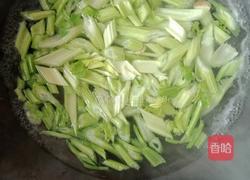 凉拌芹菜的做法图解3