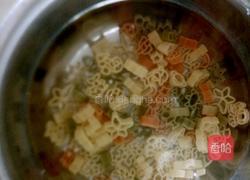 番茄酱虾仁意面（12个月以上的宝宝）的做法图解2