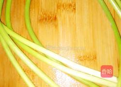 香肠蒜苔的做法图解2