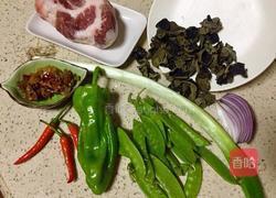 泡椒三色木耳肉片的做法图解1