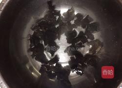 泡椒三色木耳肉片的做法图解2