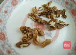 Illustration of how to make black sesame walnut milk 3